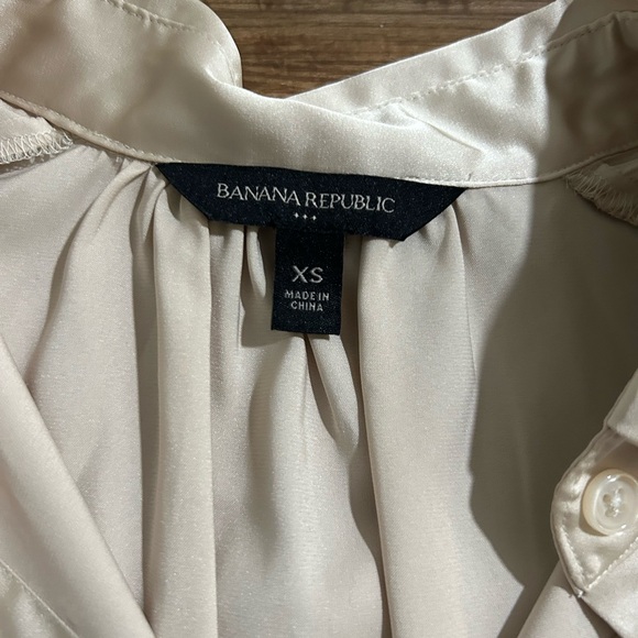 NWOT Banana Republic satin collared blouse- extra small - Picture 2 of 8